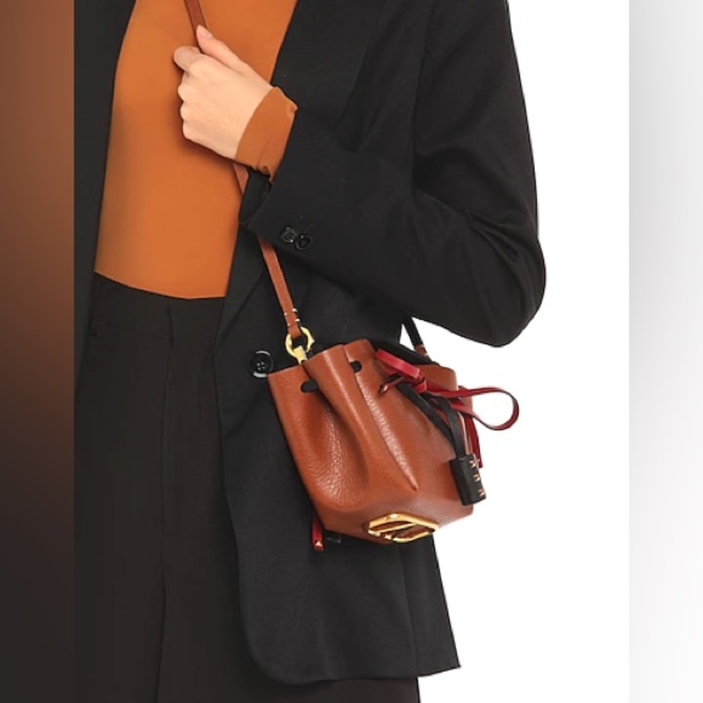 π Valentino Garavani Small Leather Rockstud Shoulder Bucket Bag or Crossbody - Picture 12 of 17